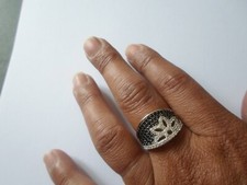 bague en argent massif, fleur ajourée, zirconiums noirs et blancs, t. 58