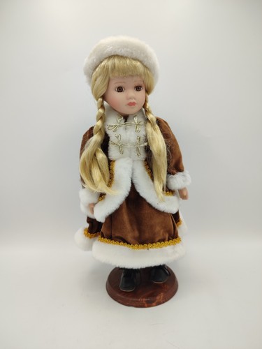 Jolie poupée porcelaine - poupée, en