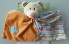 21. DOUDOU PLAT MANON ET VALENTIN OURS BLEU ORANGE RAYE AUTO VOITURE NEUF CARTON