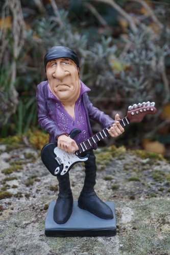 841 682 figurine style - ,