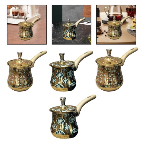 Cafetière turque faisant une