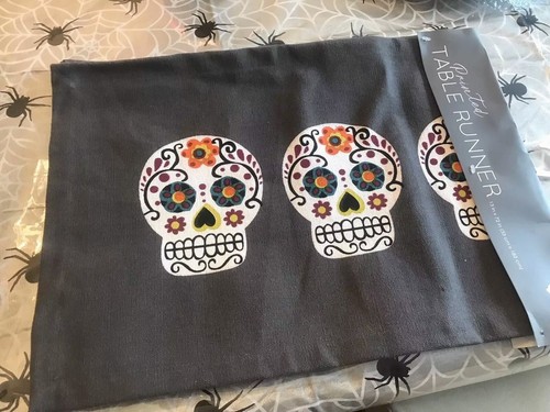 Halloween skull table - skull, runner