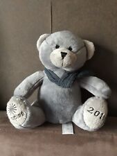 OD / Peluche Doudou Ours Gris NOCIBE 2011  Echarpe Grise Foncée TBE H 23CM 