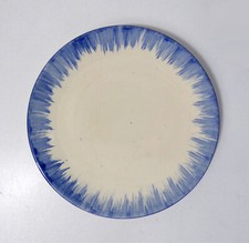 assiette VALLAURIS en faience blanche et bleue D.18,5cm