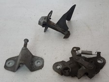 Système attache capot moteur