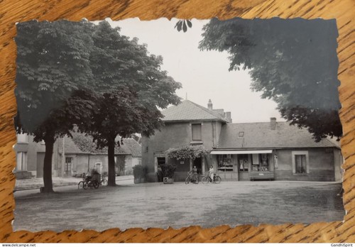 Saint genou place des - -, la