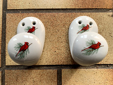 superbe 2  patères murales en  porcelaine de Paris décor oiseaux / vintage