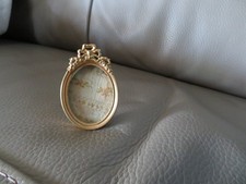 ancien petit vase en bronze surmonté d'un nœud à posé ou suspendre 6 cm