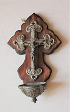 Christ et bénitier en étain sur bois. XIXe siècle