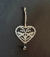 Décoration à suspendre coeur métal ajouré motifs deux colombes avec grelot