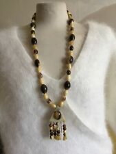 Superbe long collier ethnique corne zébu en très bon état.