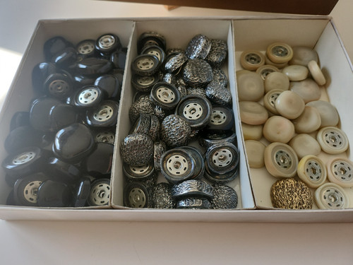 Gros lot cache - , boutons