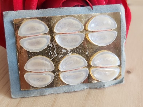 Rare petite plaque boutons