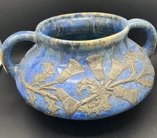 Cache-pot Pierrefonds grès émaillé décor chardons étains d’art Promsy