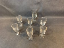 Lot de 7 anciens petits verres à pieds à digestif ou liqueur fond épais vintage