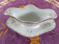 Saucière Sur Plateau Terre de