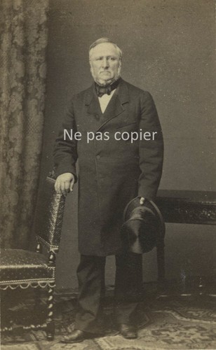 Portrait homme au - d'homme,