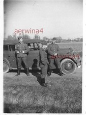 Soldat allemand devant voiture