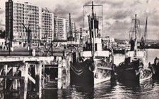 CPA 62 BOULOGNE-s/MER Port & Nouveaux Immeubles BATEAUX PECHE RISSAN & TRACTEL 