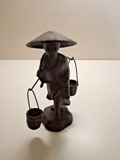 porteur d'eau asiatique en
