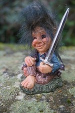 50228 A  KORRIGAN EPEE  FIGURINE POILU TROLL NORVEGIEN LUTIN  PIXIES FARFADET