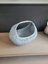 Panier en rotin peint en bleu