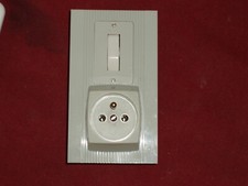 1 Interrupteur et 1 Prise 2P+t modèle Chambord Habillage Railux Gris