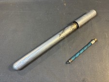 Ancienne pompe à vélo en