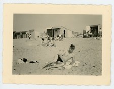 PHOTO SNAPSHOT, un jeune homme maillot torse nu gay interest plage cabine jambes