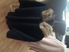 Poncho noir avec fourure très bon état taille unique neuve 
