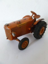 Peu courant TRACTEUR RENAULT