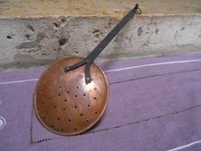 Ancienne Grande écumoire en Cuivre manche en fer forgé  18 cm D / 48 cmL