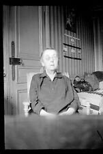 Vieille dame assise fauteuil -