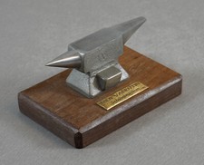 petite enclume miniature en métal pour orfèvre horloger etc. sur socle en bois