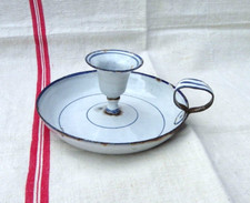 BOUGEOIR ANCIEN EN TÔLE ÉMAILLÉE BLANCHE À LISERÉS BLEUS