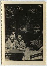 PHOTO ANCIENNE - VOITURE FEMME TABLE JARDIN - CAR WOMAN GARDEN -Vintage Snapshot