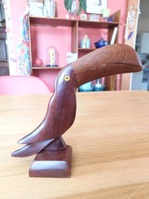 sculpture en bois exotique représentant un toucan yeux sulfure