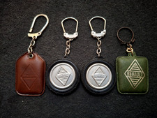 LOT DE 4 PORTE CLES ANCIENS/RENAULT vintage..