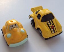 2 petites voitures miniatures jaunes jouets véhicules noirs 