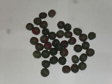 40 perles en laine cardée vert foncé irisées de rouge (diamètre:2cm environ)