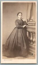 CDV 1865 Femme posant près d'une pile de livres Photo ancienne Messier Paris 75