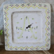 Horloge murale en céramique artisanale avec motif musical et décor de cerises ?