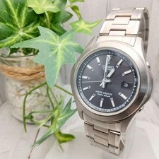 Montre pour homme Casio radiocommandée à énergie solaire et boîtier en titane...