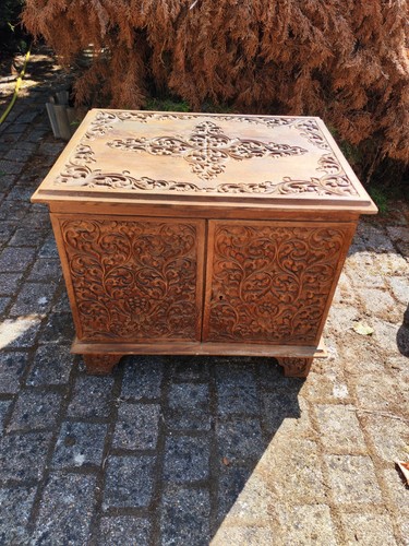 Meuble bas bois - en, sculpté
