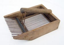 PEIGNE A MYRTILLES- ANCIEN - OUTIL - FRUIT - DECORATION