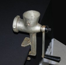 Ancien hachoir à viande manuel en fonte