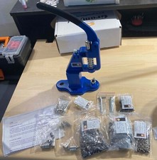 Presse à oeillet et bouton