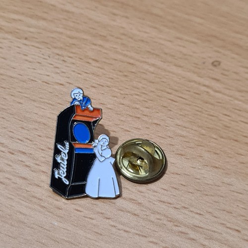 Pin borne d arcade - pin's,
