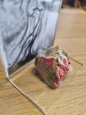 Véritable pièce colorée originale du mur de Berlin en présentoir en perspex a...