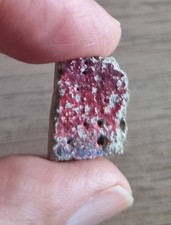 Petite pièce originale colorée du mur de Berlin 2,0 x 1,8 cm objet de collection